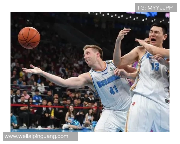 上海篮球队团队协作引发热议球迷对战术配合和球员默契产生分歧